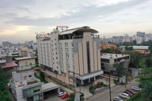印多爾的住宿－Effotel By Sayaji Indore，上面有酒店标志的建筑
