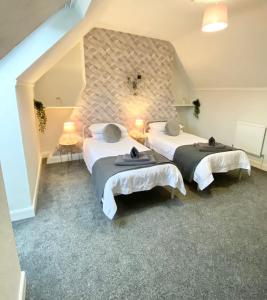 2 Betten in einem Zimmer mit einer Wand in der Unterkunft Comfortable Home in Hull in Hull