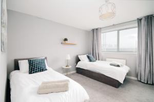 倫敦的住宿－Stylish Apartment Close to London Bridge，一间卧室设有两张床和窗户。