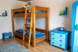 Palanda nebo palandy na pokoji v ubytování Ferienwohnung Hertreiter in Dingolfing 110qm