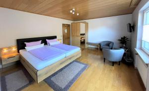 - une chambre avec un lit, un bureau et une chaise dans l'établissement Beilsteiner Gästehaus, à Beilstein