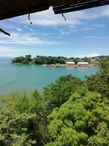 een uitzicht op een grote hoeveelheid water met bomen bij Soul Rebel Lodge & Backpackers in Nkhata Bay