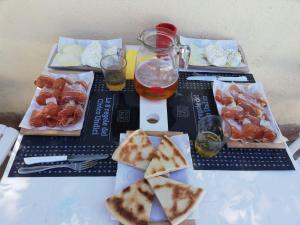 einen Tisch mit Vorspeisen, Getränken und Speisen darauf in der Unterkunft Country House Trevi Umbria Borghetto Vetuliae in Santa Maria in Valle