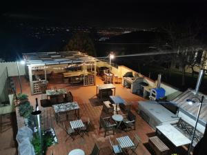 einen Blick über eine Terrasse in der Nacht in der Unterkunft Country House Trevi Umbria Borghetto Vetuliae in Santa Maria in Valle