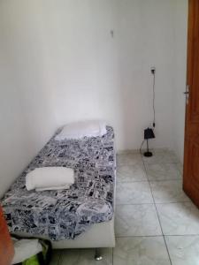 سرير أو أسرّة في غرفة في Rocinha Hostel Five Star