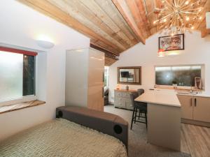een slaapkamer met een bed en een bureau in een kamer bij Compton Lodge in Buxton