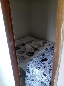 سرير أو أسرّة في غرفة في Rocinha Hostel Five Star