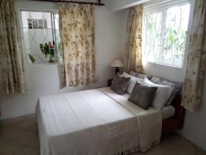 Gallery image of CHEZ LORNA 5 nights minimum in De Quincey Village