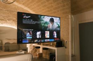 una TV a schermo piatto a parete in camera di The Saint stays a Bari