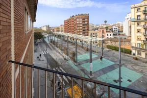 バルセロナにあるオスタル サンズのバスケットボールコート付きの街の景色を望むバルコニーが備わります。