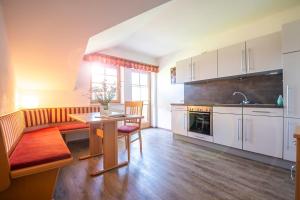 cocina con sofá y mesa en una habitación en Ferienhaus Ennsling, en Haus im Ennstal