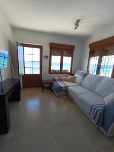 a living room with a couch and a tv at Paseo Playa de los Estudiantes in Villajoyosa
