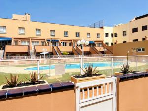 Bazén v ubytování Sun Days Corralejo iRent Fuerteventura nebo v jeho okolí