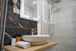 un bagno con lavandino e specchio di Spa & wellness Villa Garetov Konak a Prolomska Banja