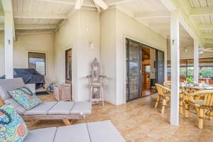 Posezení v ubytování Princeville's Own Paradise