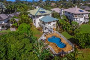 Bazén v ubytování Princeville's Own Paradise nebo v jeho okolí