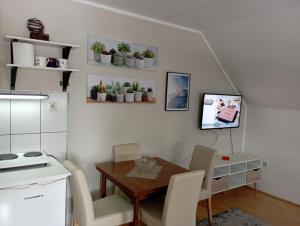 a kitchen and dining room with a table and chairs at Privatni Smeštaj Tešević in Zlatibor