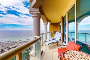 Un balcón con sillas y vistas al océano. en Portofino Island Resort and Spa Tower One 1108, en Pensacola Beach