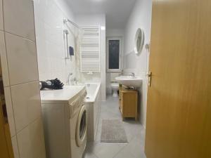 a bathroom with a washing machine and a sink at Sali - E4 - WLAN, Waschmaschine in Essen