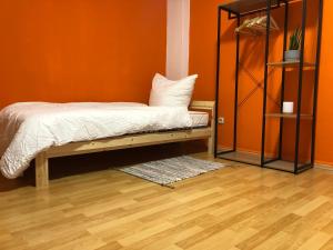 a bedroom with a bed with an orange wall at Sali - E4 - WLAN, Waschmaschine in Essen