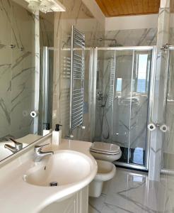 uma casa de banho com um lavatório, um WC e um chuveiro em Families or Groups 3 Terrazzi Apartment on Sea em Vernazza