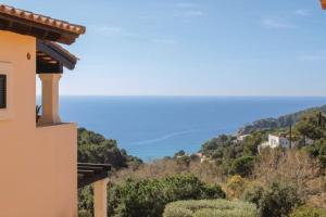 een uitzicht op de oceaan vanuit een huis bij Casa con impresionantes vistas al mar in Tossa de Mar
