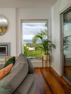un soggiorno con divano e una grande finestra di Luxurious Terrace Hideaway with a Heated Pool a Ocean Grove