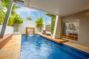 een overloopzwembad in een huis bij Luxurious Terrace Hideaway with a Heated Pool in Ocean Grove