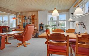 een woonkamer met een tafel en stoelen en een open haard bij Beautiful Home In Middelfart With Kitchen in Middelfart