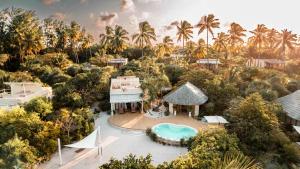 Výhľad na bazén v ubytovaní Zanzibar White Sand Luxury Villas & Spa - Relais & Chateaux alebo v jeho blízkosti