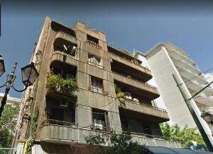 雅典的住宿－Eclectic apartment in Athens city centre - AK1，公寓大楼的一侧种植了植物