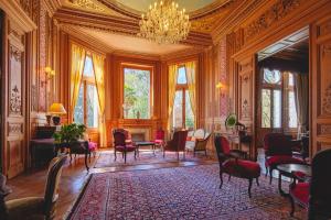 索米尔Château La Comtesse de Loire & Spa的一间带桌椅和吊灯的房间
