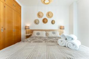 1 dormitorio con 1 cama con toallas en Apartamento en Playa Fuengirola, en Fuengirola