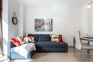 sala de estar con sofá azul y mesa en Apartamento en Playa Fuengirola, en Fuengirola