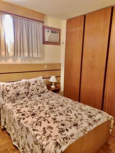 - une chambre avec un lit et un mur en bois dans l'établissement Dublin Hotel, à São Paulo
