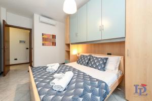 una camera da letto con un letto e asciugamani di DesenzanoLoft Green lake court a Desenzano del Garda