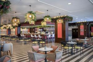 Um restaurante ou outro lugar para comer em Megasaray Westbeach Antalya
