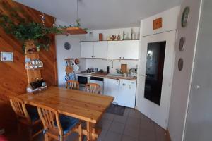 cocina con mesa de madera, mesa y sillas en Briançon GRANDE TORINO SKYWAY, en Briançon
