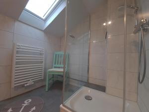 y baño con ducha y bañera. en Komplett ausgestattete Ferienwohnung in Wermelskirchen, en Wermelskirchen