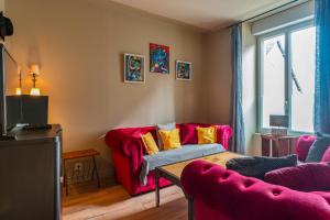 - un salon avec un canapé rouge et des oreillers jaunes dans l'établissement Chez Marin - Idéal pour 12 voyageurs, à Plomodiern
