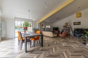 TV a/nebo společenská místnost v ubytování La Muscadelle - Maison familiale avec piscine