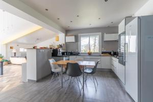 Kuchyň nebo kuchyňský kout v ubytování La Muscadelle - Maison familiale avec piscine