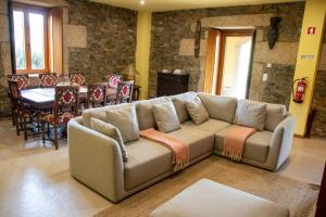uma sala de estar com um sofá e uma mesa em Quinta da Eira Douro Valley em Fermentões