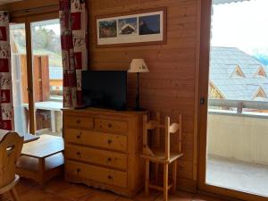 a living room with a tv on a wooden dresser at Grand studio lumineux à Pra-Loup 1500, 6 pers - FR-1-165A-48 in Uvernet-Fours