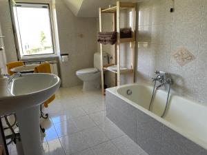 y baño con lavabo, bañera y aseo. en B & B Casal Pereto, en Valmontone