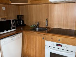 a kitchen with a sink and a microwave at Chalet familial, 3 chambres, 10 pers, Pralou 1500 - FR-1-165A-62 in Uvernet-Fours