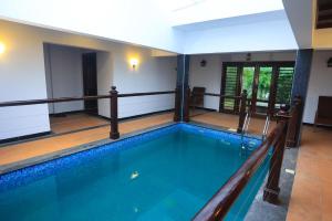 een zwembad in een huis bij Heaven Inn Munnar in Munnar
