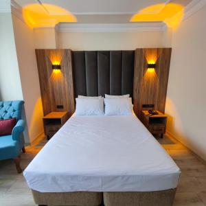 伊斯坦堡的住宿－星辰酒店，一间卧室配有一张大床和一张蓝色的沙发
