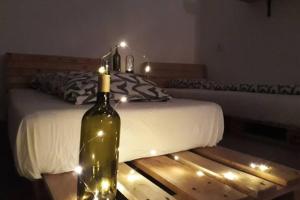 een fles wijn op een tafel naast een bed bij Green Park Rooms Brno in Brno +45 foto's