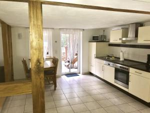 eine Küche mit einem Tisch und einem Esszimmer in der Unterkunft Gästeappartements Mechels in Wilnsdorf